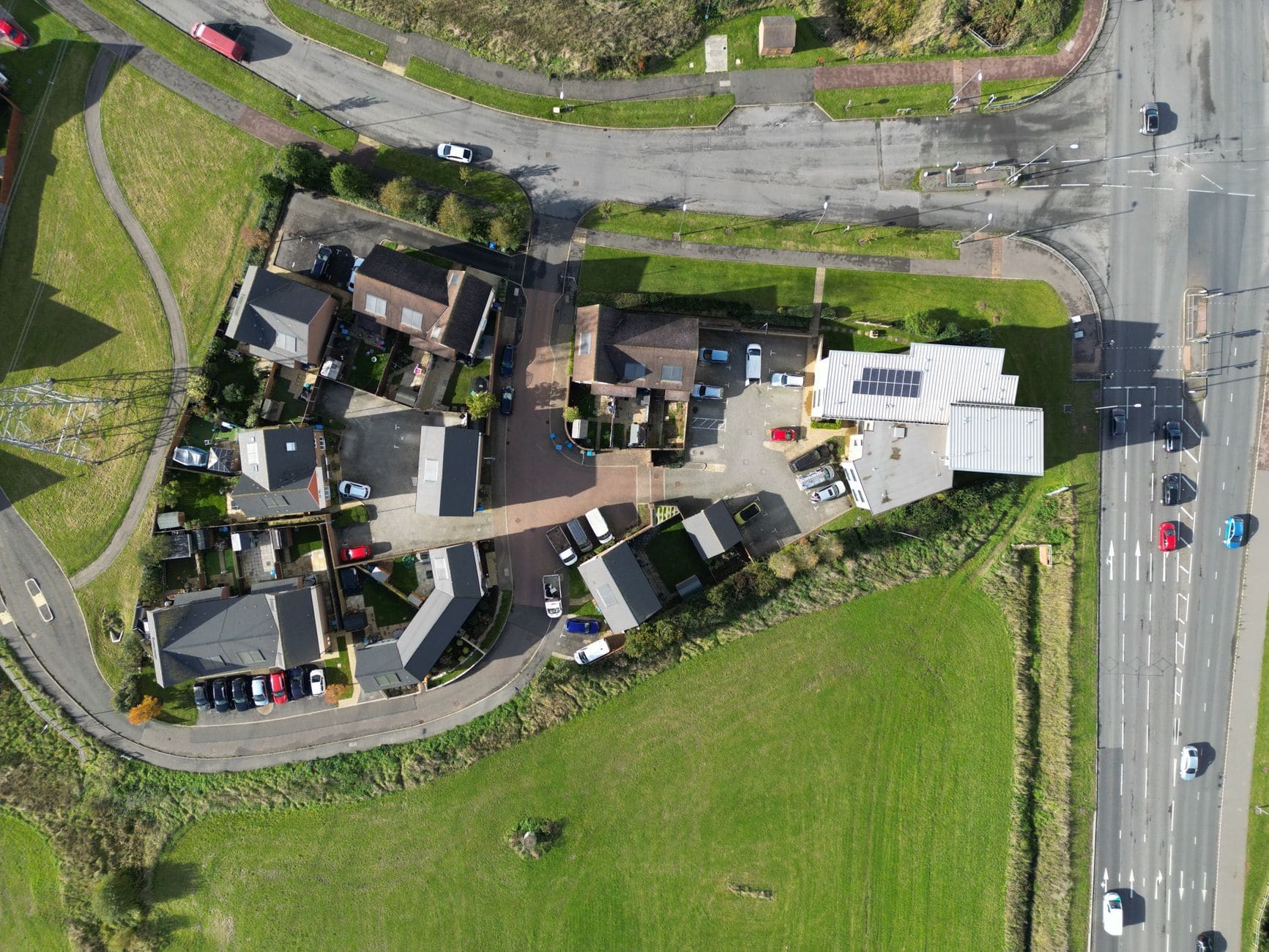 A cul-de-sac of houses beside a dual carriageway, from directly above